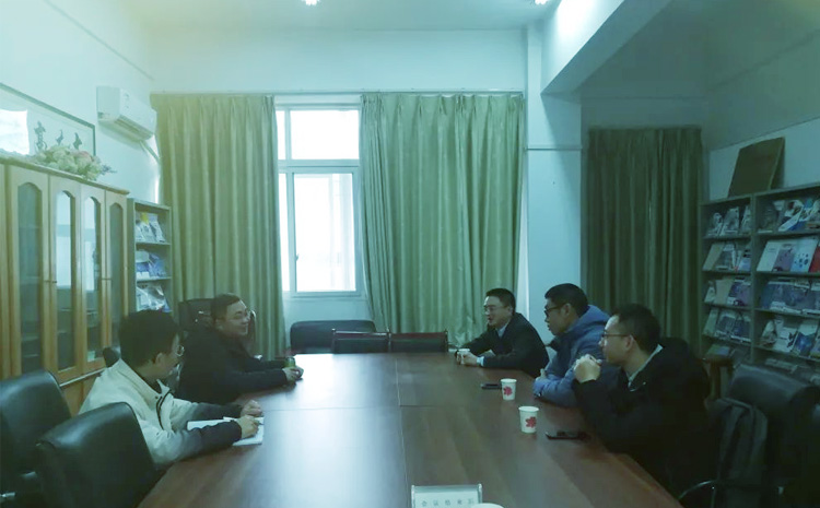 2-千頁科技人員認真傾聽.jpg